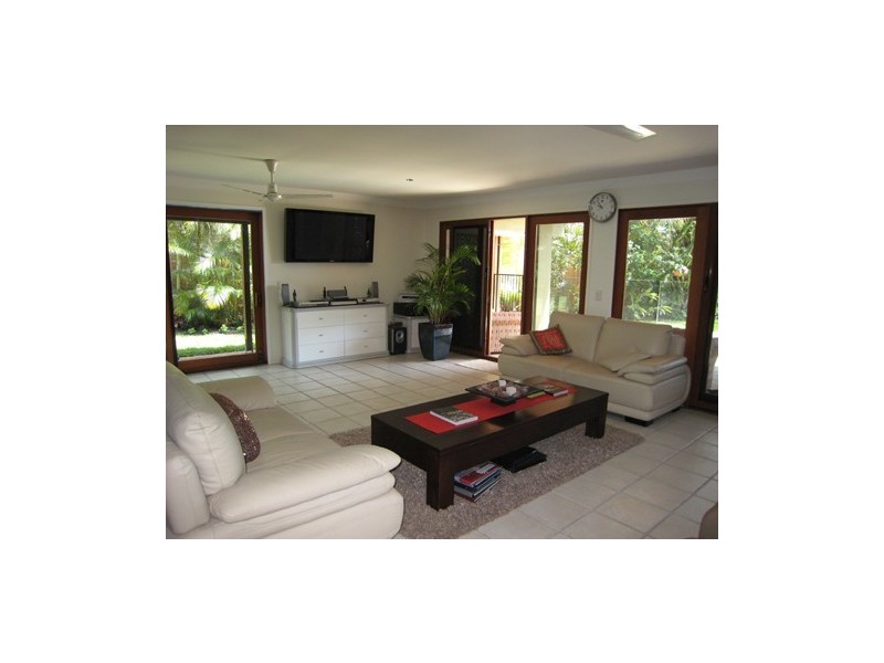 2 Seaforth Avenue, Broadbeach Waters QLD 4218