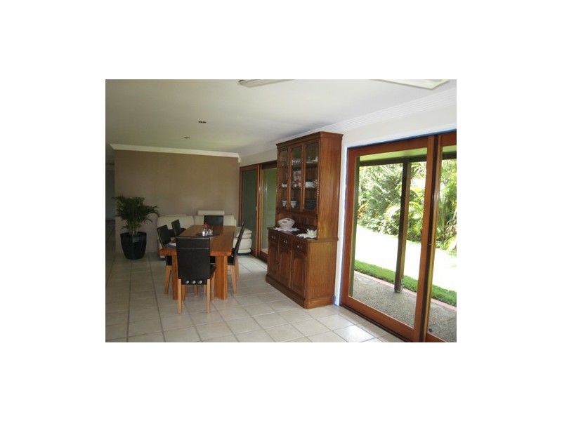 2 Seaforth Avenue, Broadbeach Waters QLD 4218
