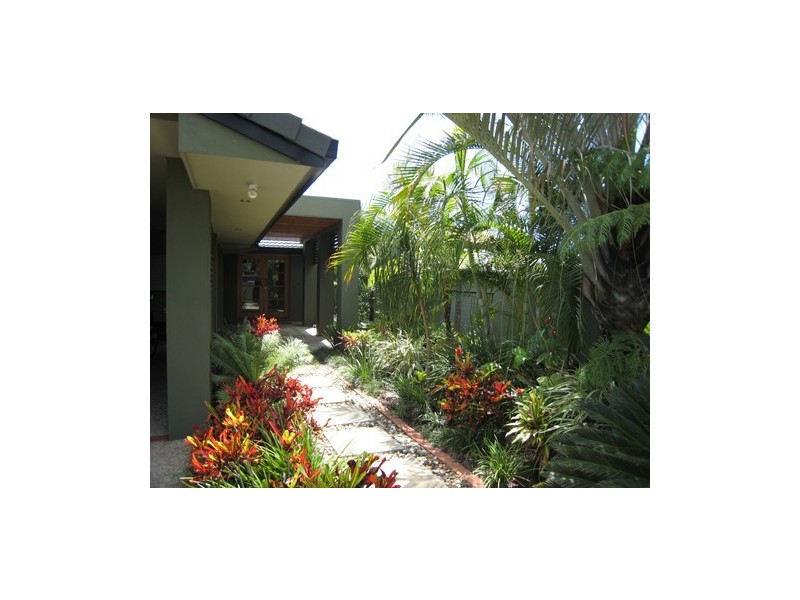 2 Seaforth Avenue, Broadbeach Waters QLD 4218
