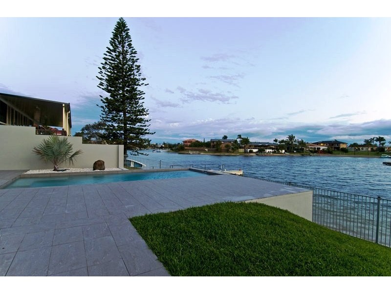 21 Weatherly Avenue, Mermaid Waters QLD 4218