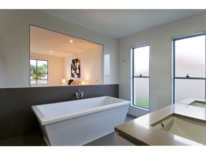 21 Weatherly Avenue, Mermaid Waters QLD 4218