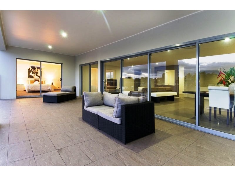 21 Weatherly Avenue, Mermaid Waters QLD 4218
