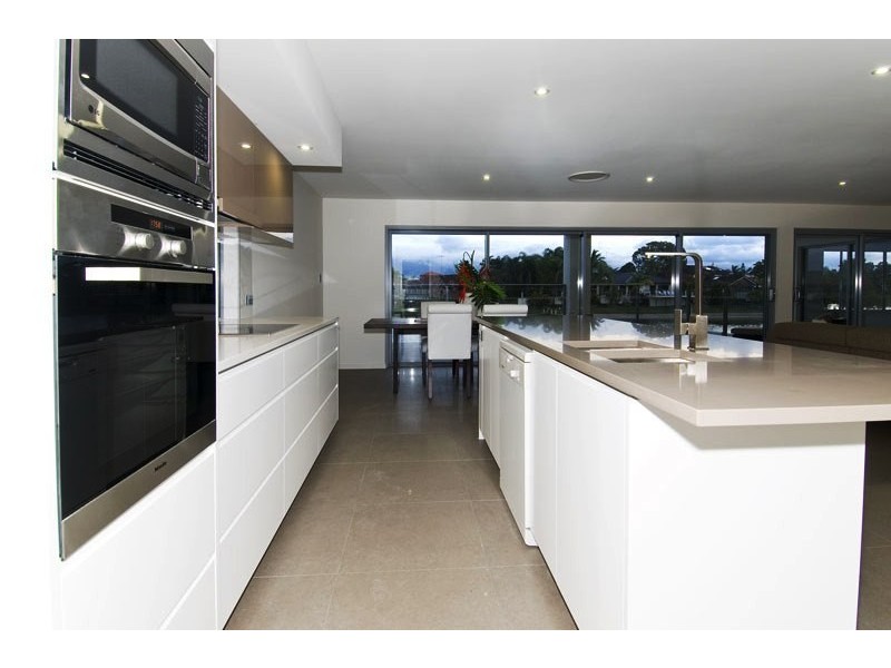 21 Weatherly Avenue, Mermaid Waters QLD 4218