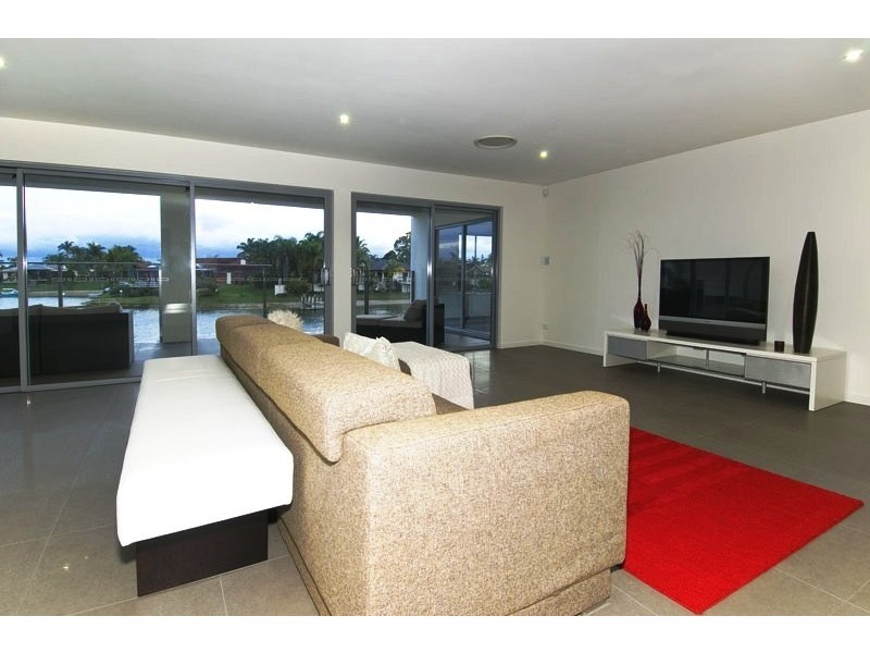 21 Weatherly Avenue, Mermaid Waters QLD 4218