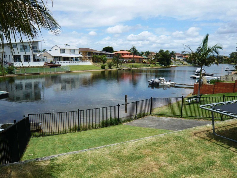 2 Rudder Court, Mermaid Waters QLD 4218