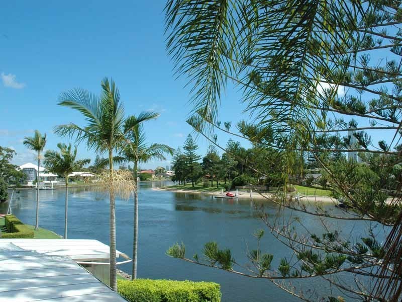 1 Beverley Crescent, Broadbeach Waters QLD 4218