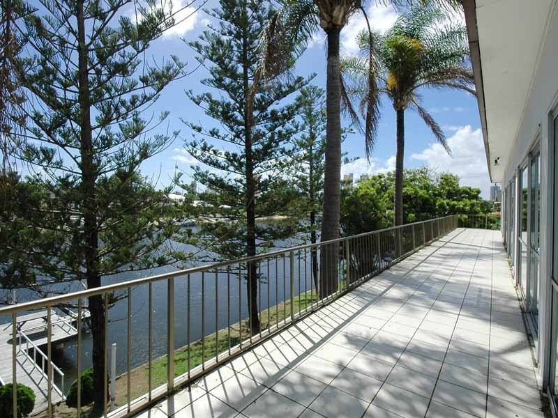 1 Beverley Crescent, Broadbeach Waters QLD 4218