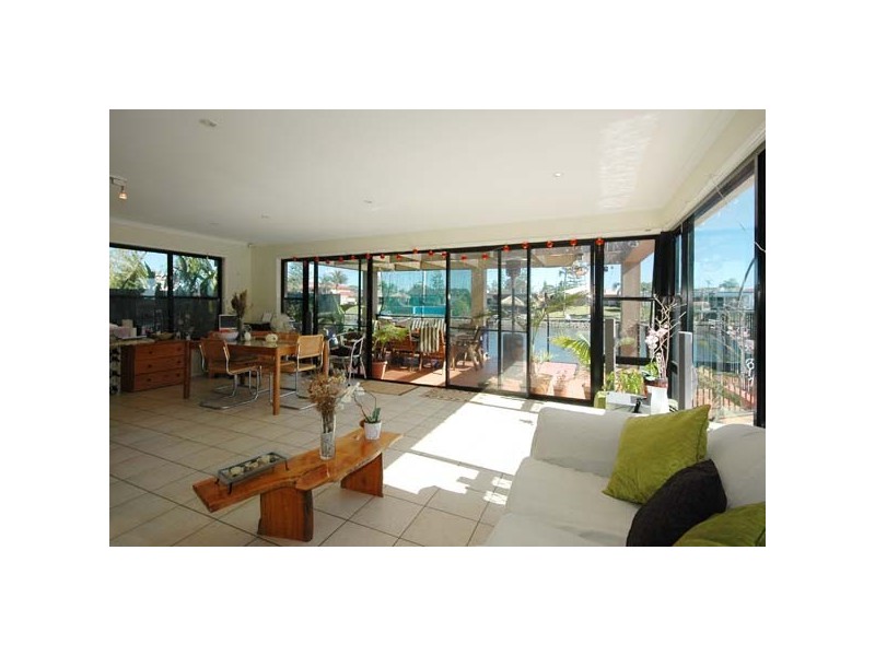 5 Allambi Avenue, Broadbeach Waters QLD 4218