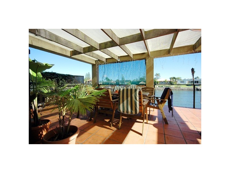 5 Allambi Avenue, Broadbeach Waters QLD 4218