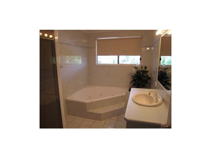 4 Saxonvale Terrace, Mermaid Waters QLD 4218