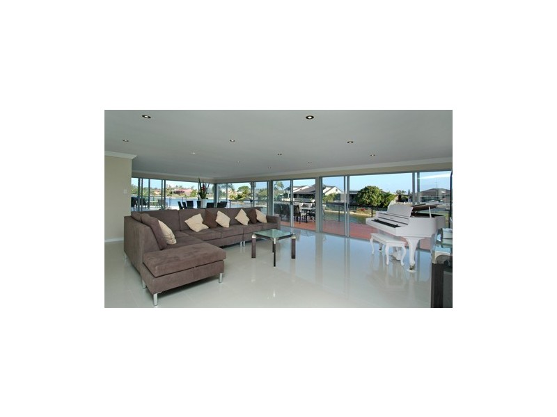 9 Moola Court, Broadbeach Waters QLD 4218