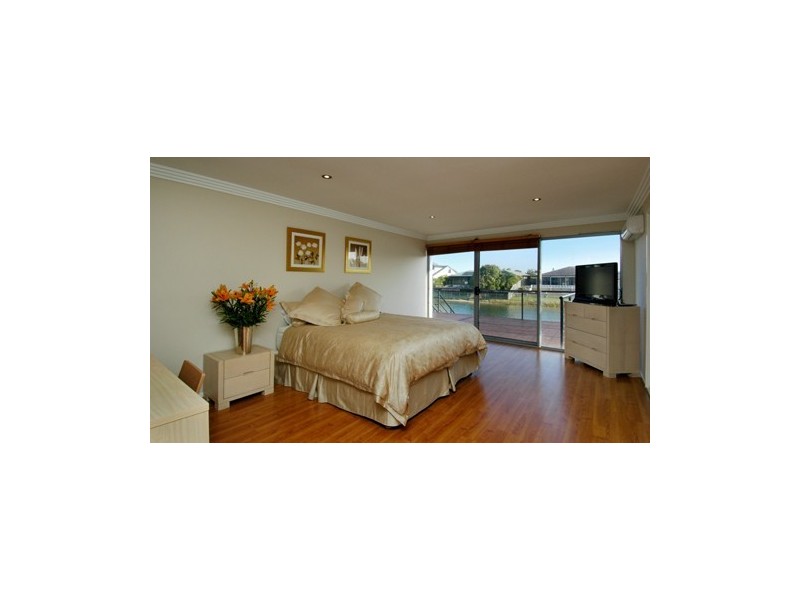 9 Moola Court, Broadbeach Waters QLD 4218