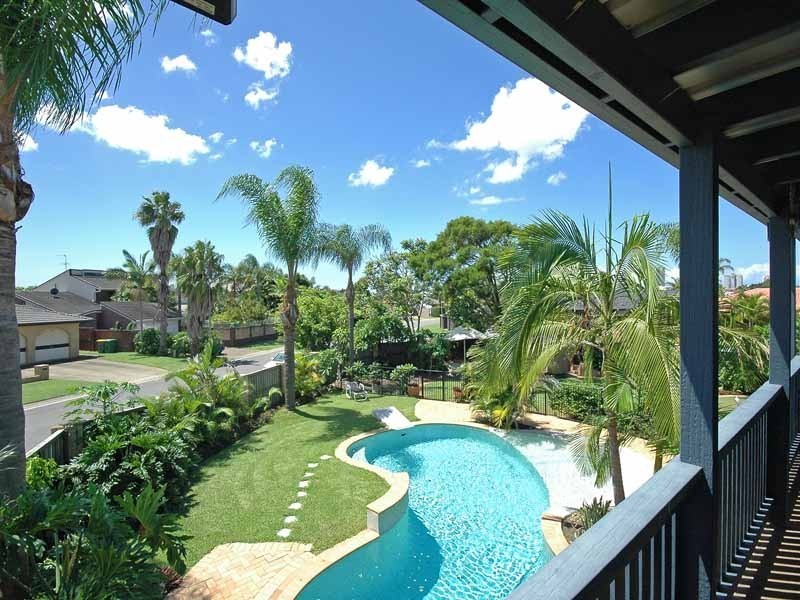 10 Cocos Crescent, Broadbeach Waters QLD 4218