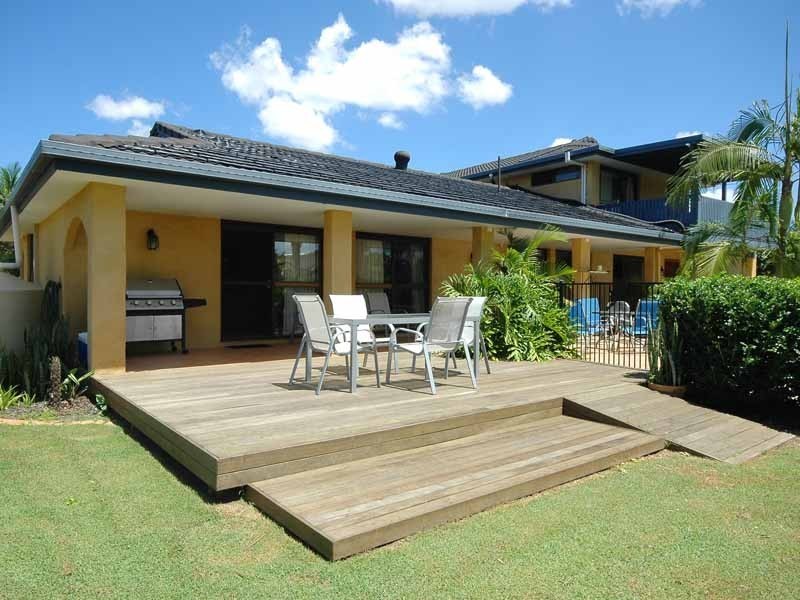 10 Cocos Crescent, Broadbeach Waters QLD 4218