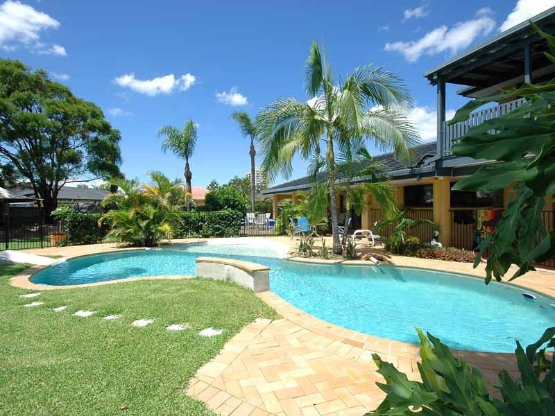 10 Cocos Crescent, Broadbeach Waters QLD 4218
