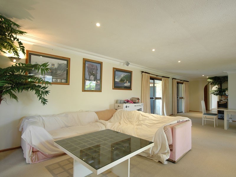 10 Cocos Crescent, Broadbeach Waters QLD 4218