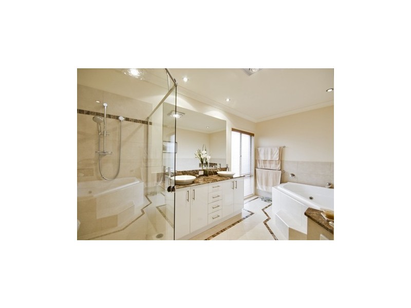 20 Bombala Street, Broadbeach Waters QLD 4218