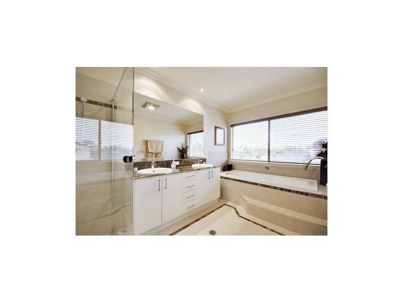 20 Bombala Street, Broadbeach Waters QLD 4218