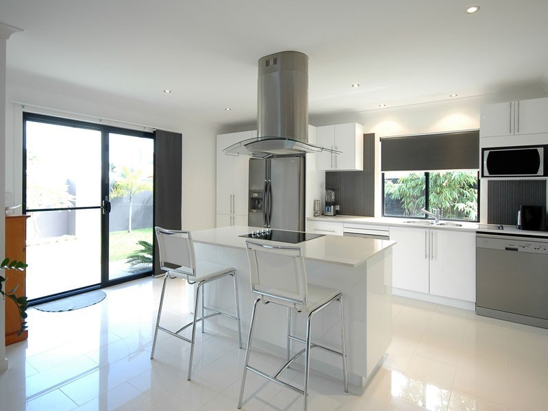 124 Savoy Drive, Broadbeach Waters QLD 4218
