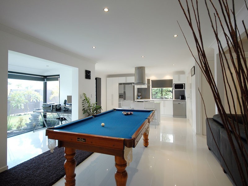 124 Savoy Drive, Broadbeach Waters QLD 4218