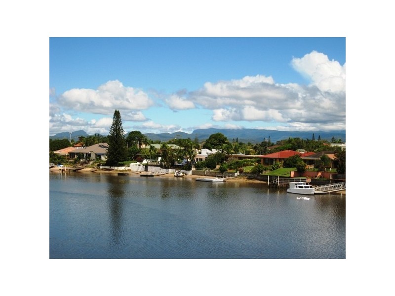 2/4 Orvieto Avenue, Mermaid Waters QLD 4218