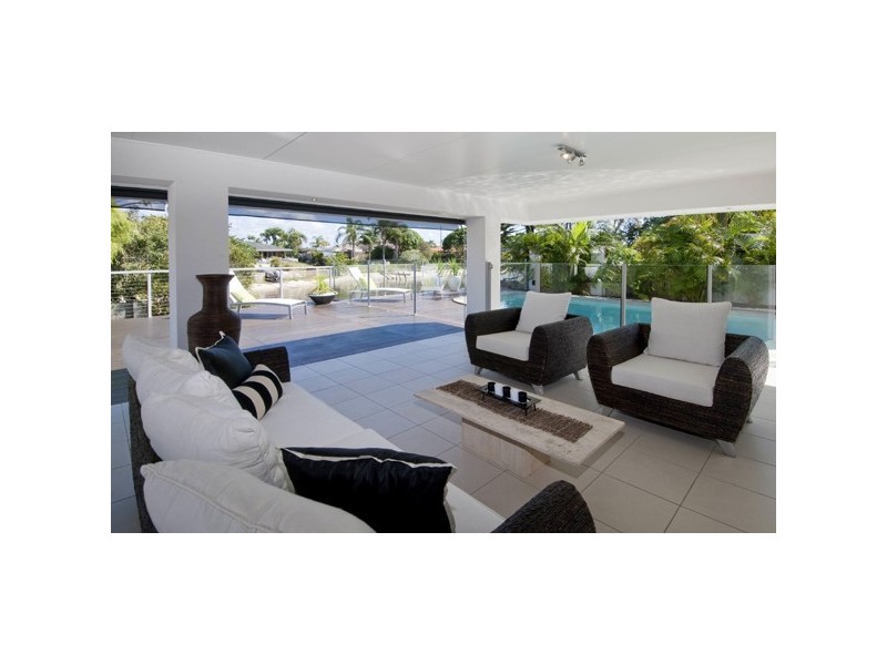 37 Beverley Crescent, Broadbeach Waters QLD 4218