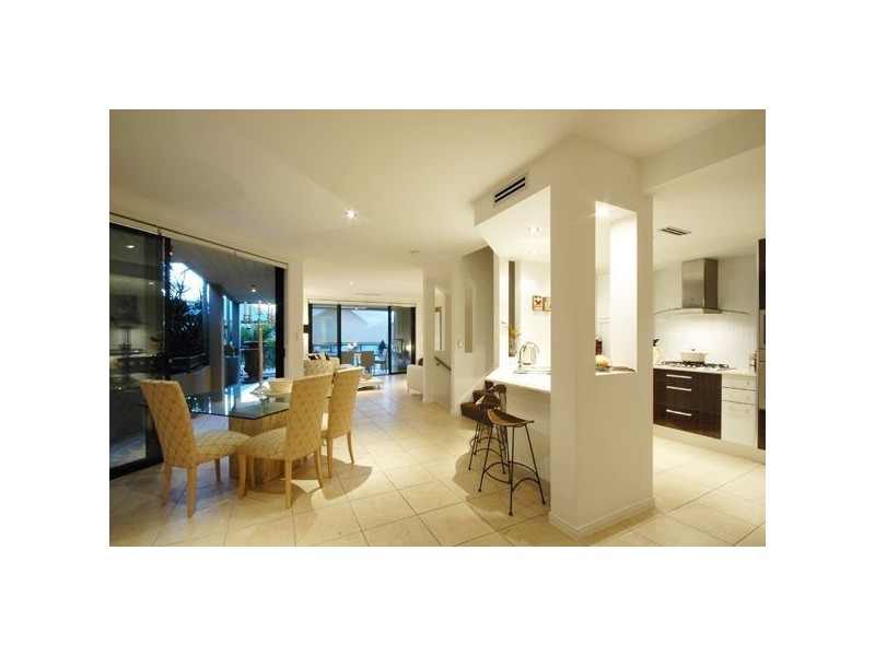 3205 Central Place, Emerald Lakes, Carrara QLD 4211