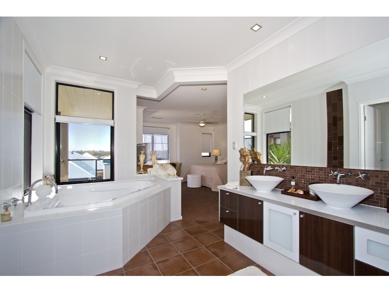 3205 Central Place, Emerald Lakes, Carrara QLD 4211
