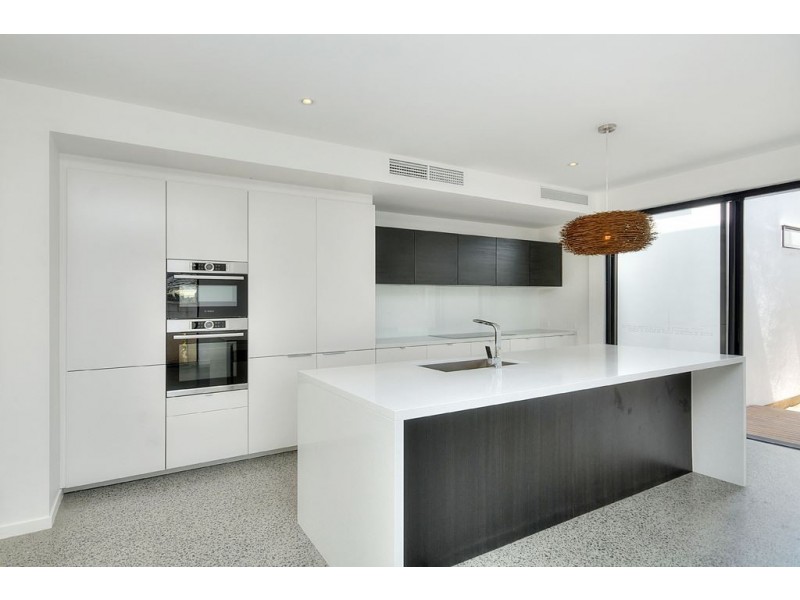 11 Holland Court, Broadbeach Waters QLD 4218