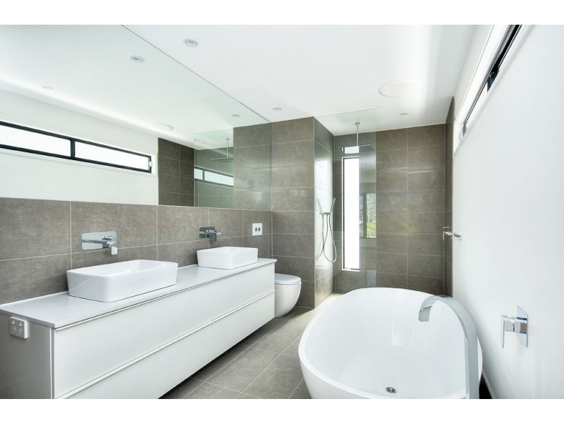 11 Holland Court, Broadbeach Waters QLD 4218