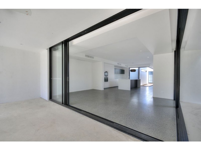 11 Holland Court, Broadbeach Waters QLD 4218