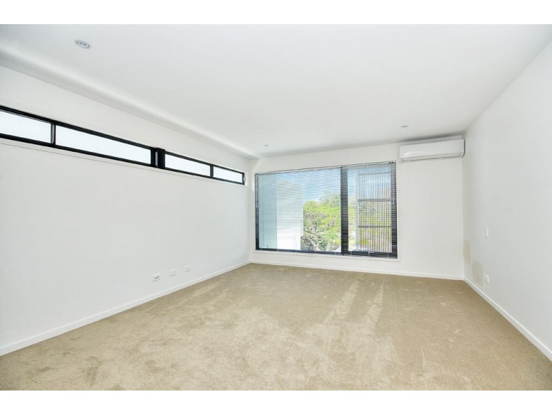 11 Holland Court, Broadbeach Waters QLD 4218