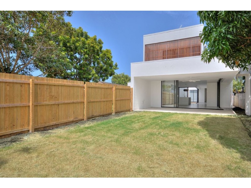 11 Holland Court, Broadbeach Waters QLD 4218