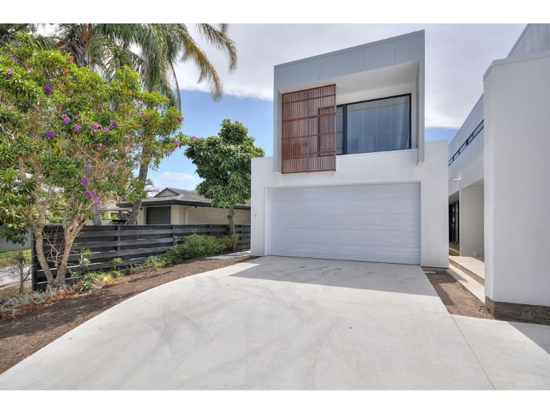 11 Holland Court, Broadbeach Waters QLD 4218