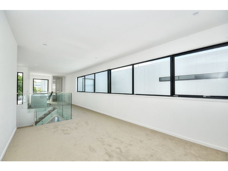 11 Holland Court, Broadbeach Waters QLD 4218