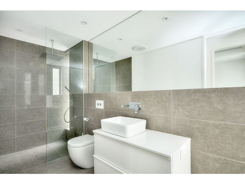 11 Holland Court, Broadbeach Waters QLD 4218