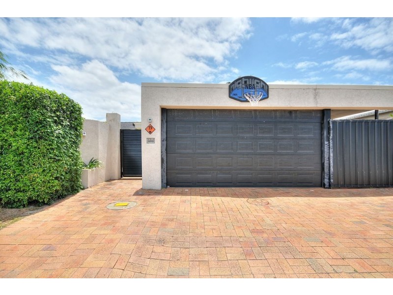 19 Maureen Court, Broadbeach Waters QLD 4218