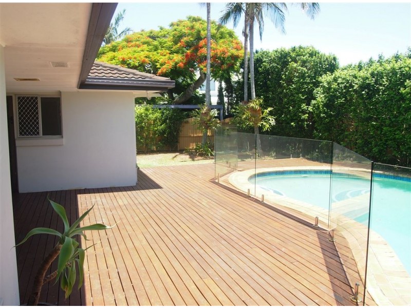 4 Boongala Road, Broadbeach Waters QLD 4218