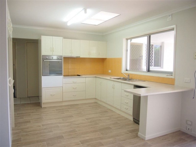 4 Boongala Road, Broadbeach Waters QLD 4218