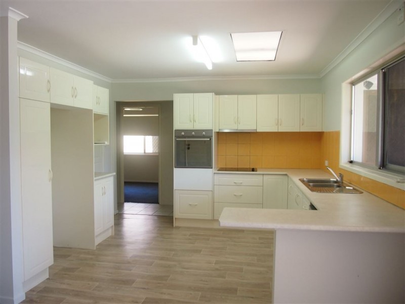 4 Boongala Road, Broadbeach Waters QLD 4218