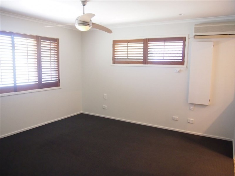 4 Boongala Road, Broadbeach Waters QLD 4218