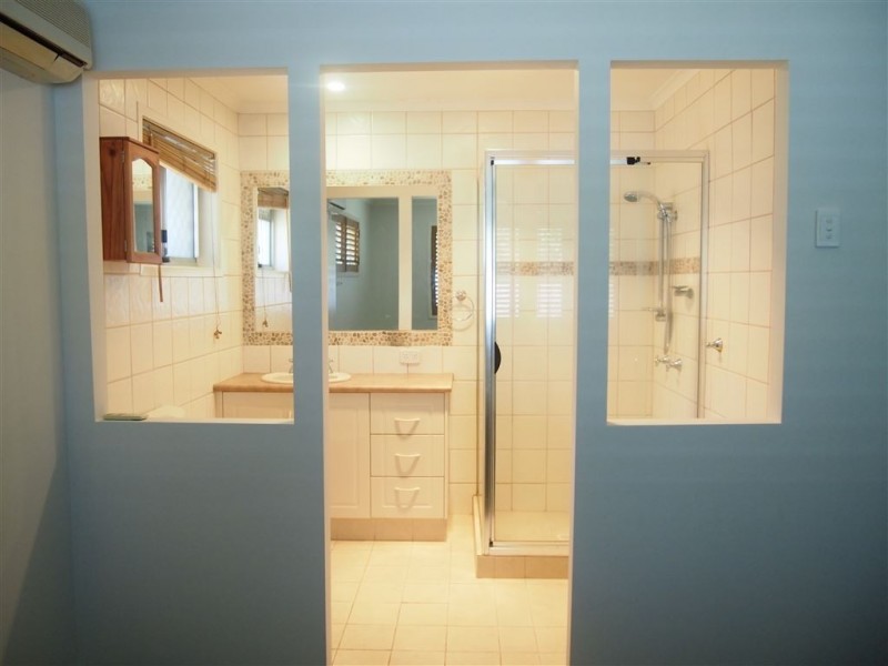 4 Boongala Road, Broadbeach Waters QLD 4218