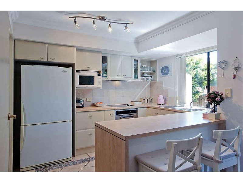 20 Fairway Drive, Clear Island Waters QLD 4226