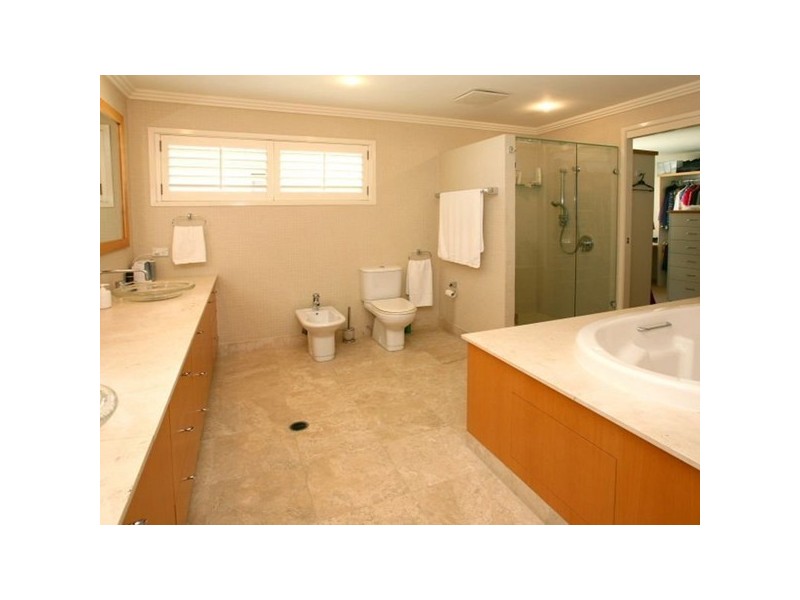 8 Aran Court, Sorrento QLD 4217