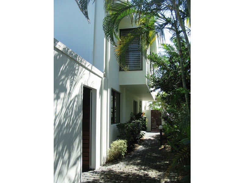 8 Aran Court, Sorrento QLD 4217