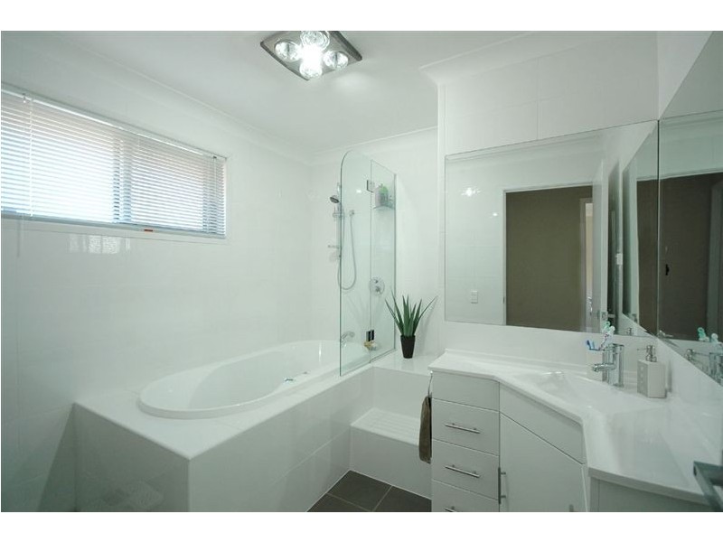 40 Cocos Crescent, Broadbeach Waters QLD 4218