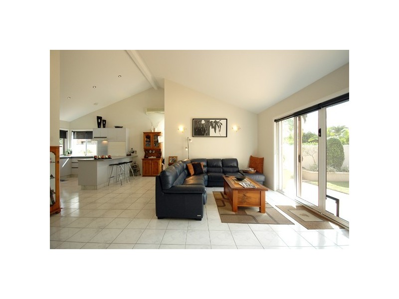 32 Conifer Crescent, Broadbeach Waters QLD 4218