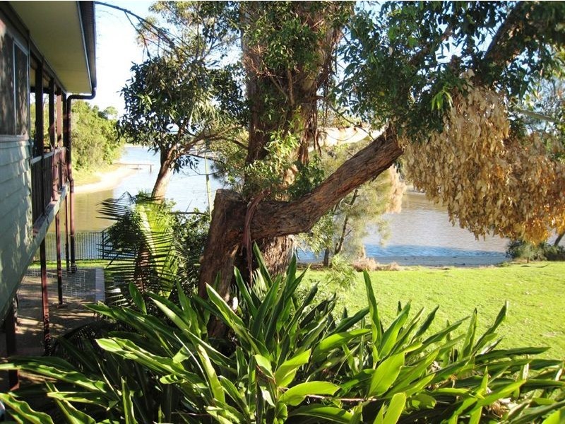 76 Poinciana Boulevard, Broadbeach Waters QLD 4218