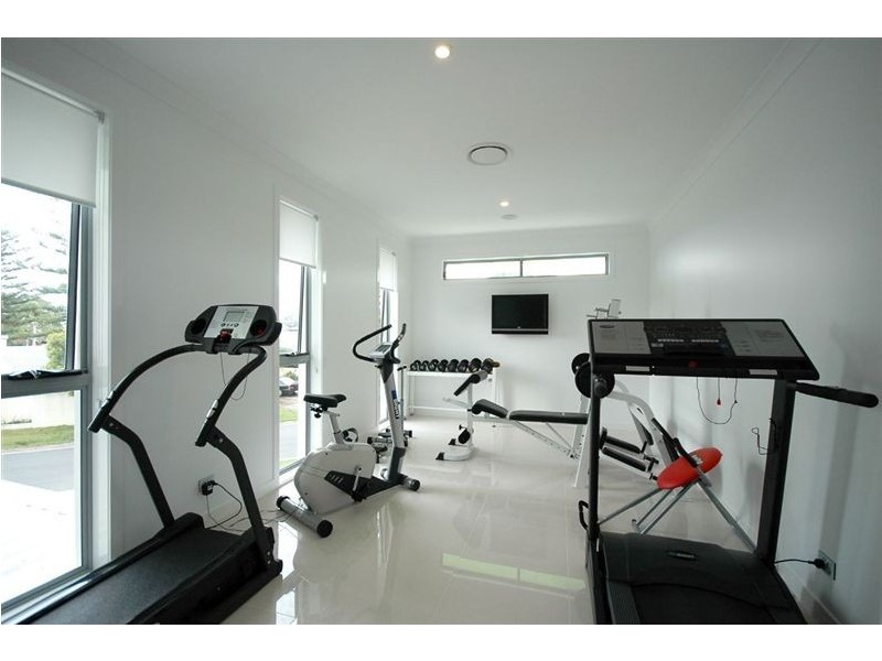 2 Cedar Place, Broadbeach Waters QLD 4218
