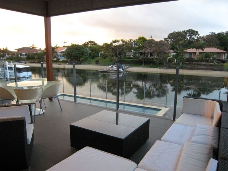 15 Bombala Street, Broadbeach Waters QLD 4218